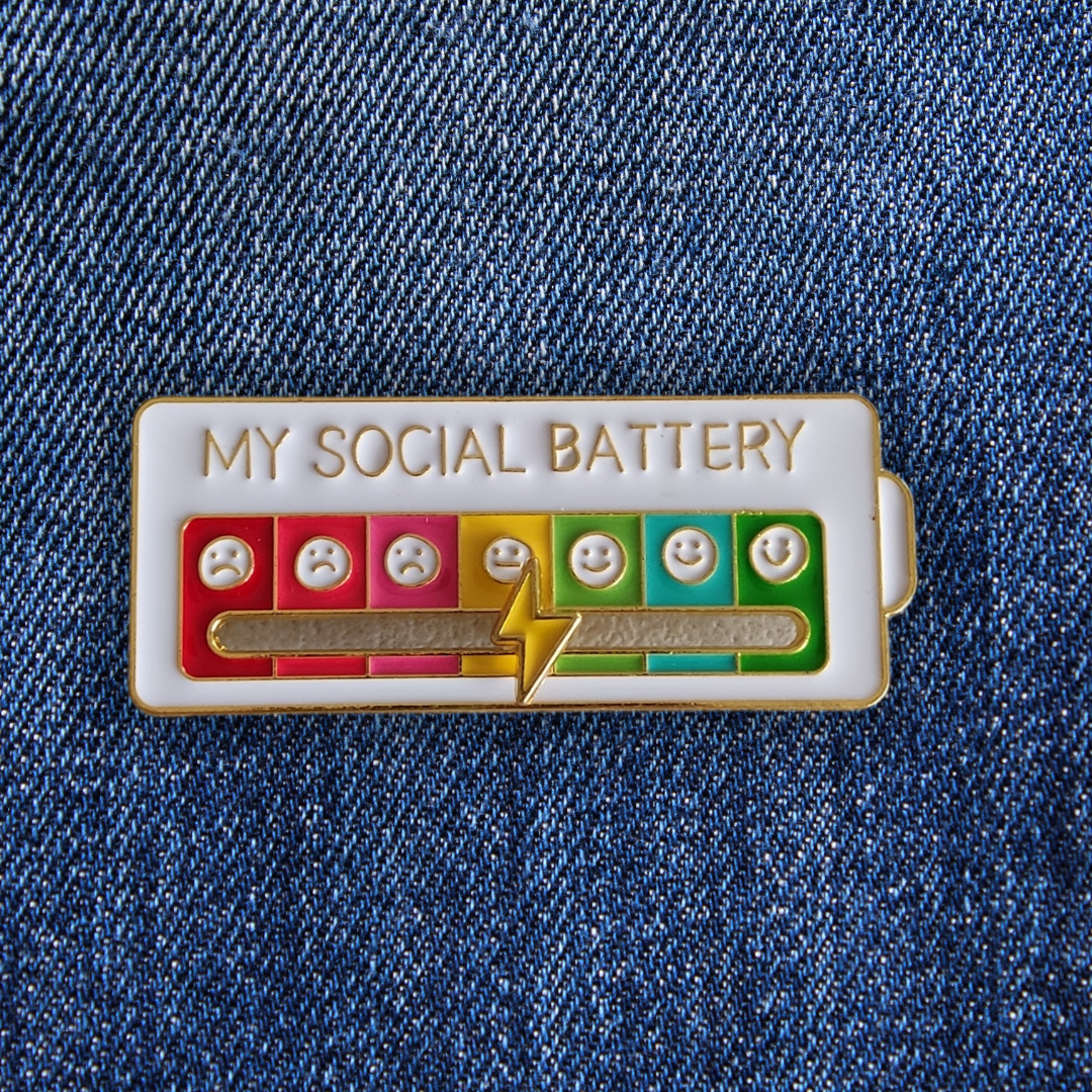 Pins SOCIAL BATTERY sur un jean