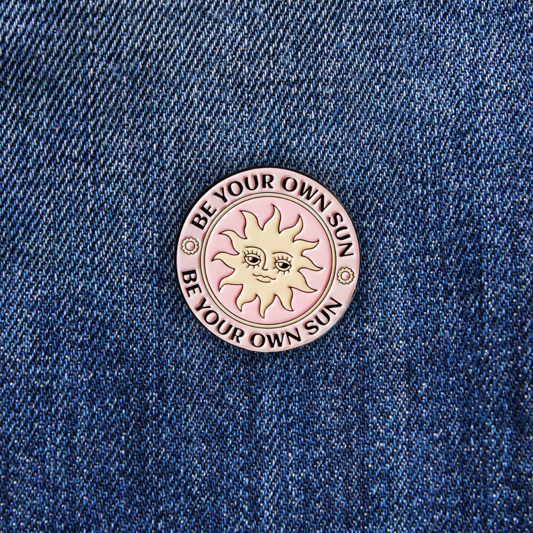 Pins BE YOUR SUN sur un jean