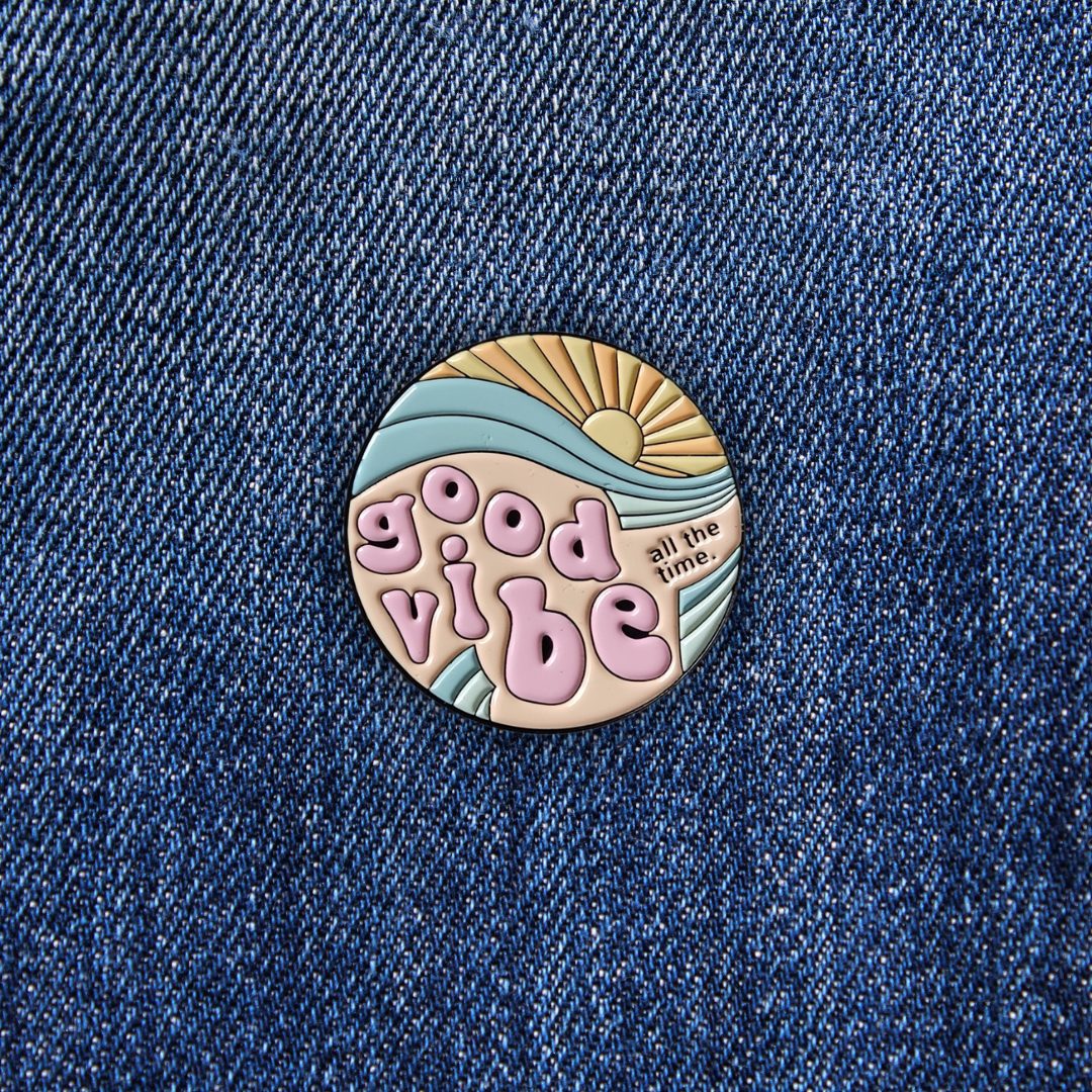 Pins GOOD VIBE sur un jean