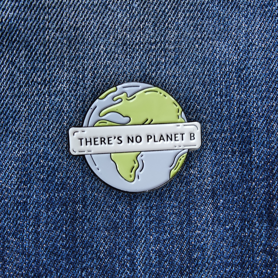 Pins NO PLANET B sur un jean