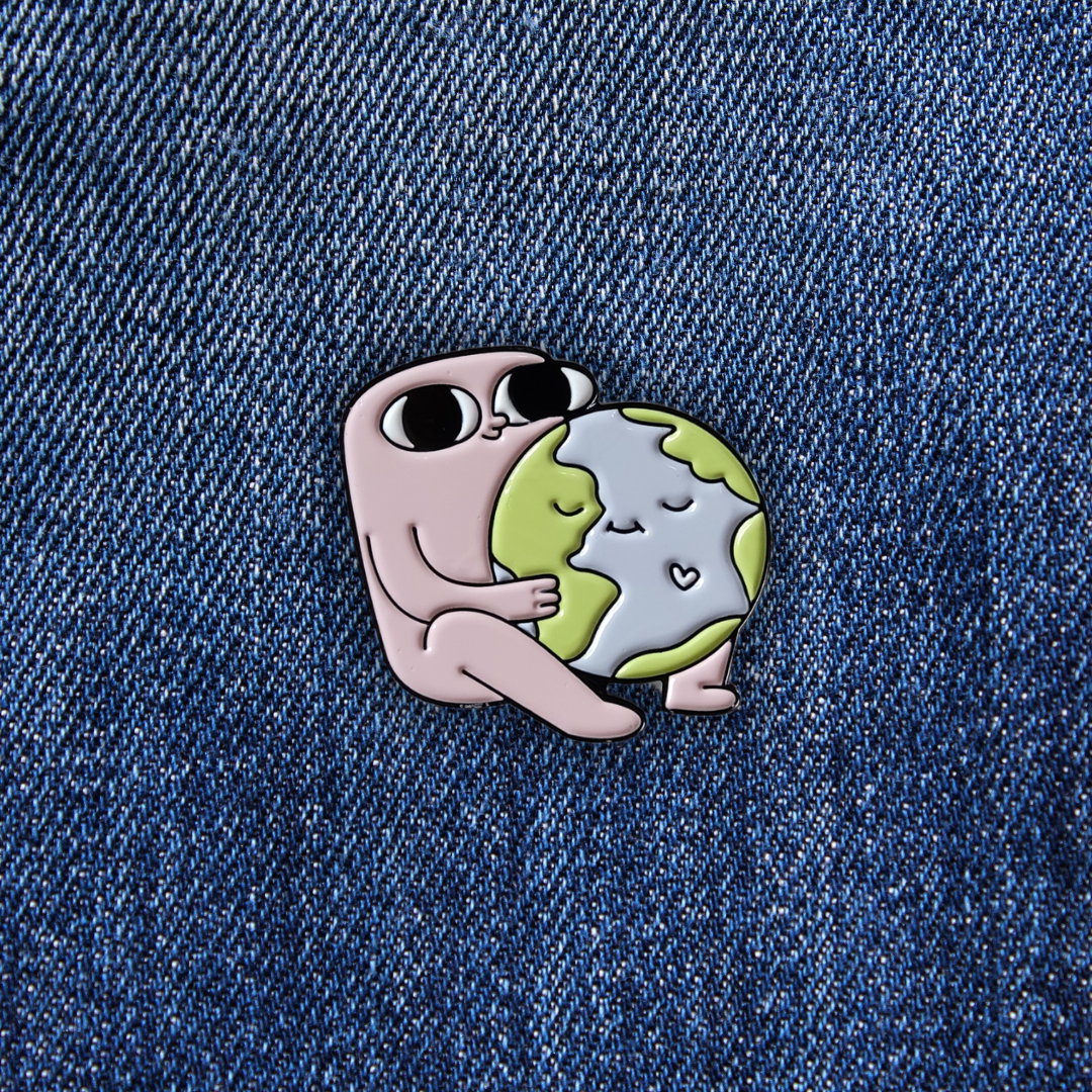 Pins LOVE EARTH sur un jean