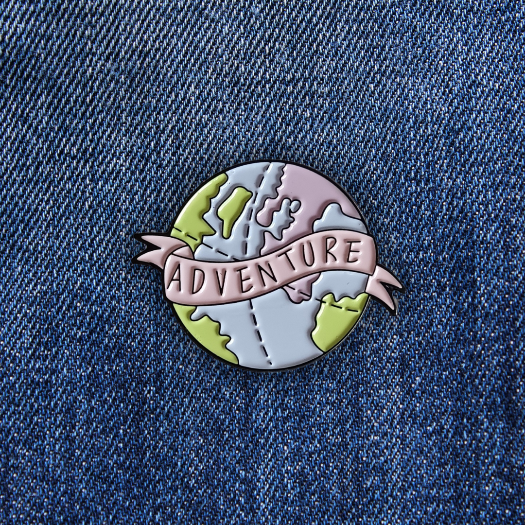 Pins ADVENTURE sur un jean