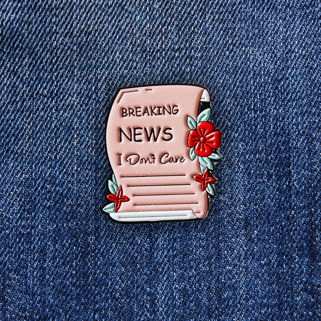 Pins I DON'T CARE sur un jean