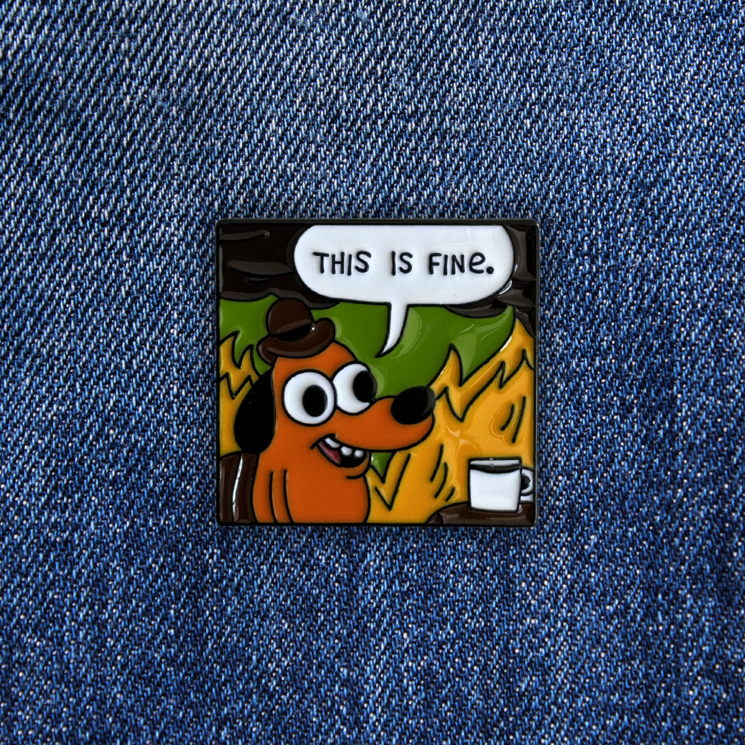 Pins IT'S FINE sur un jean