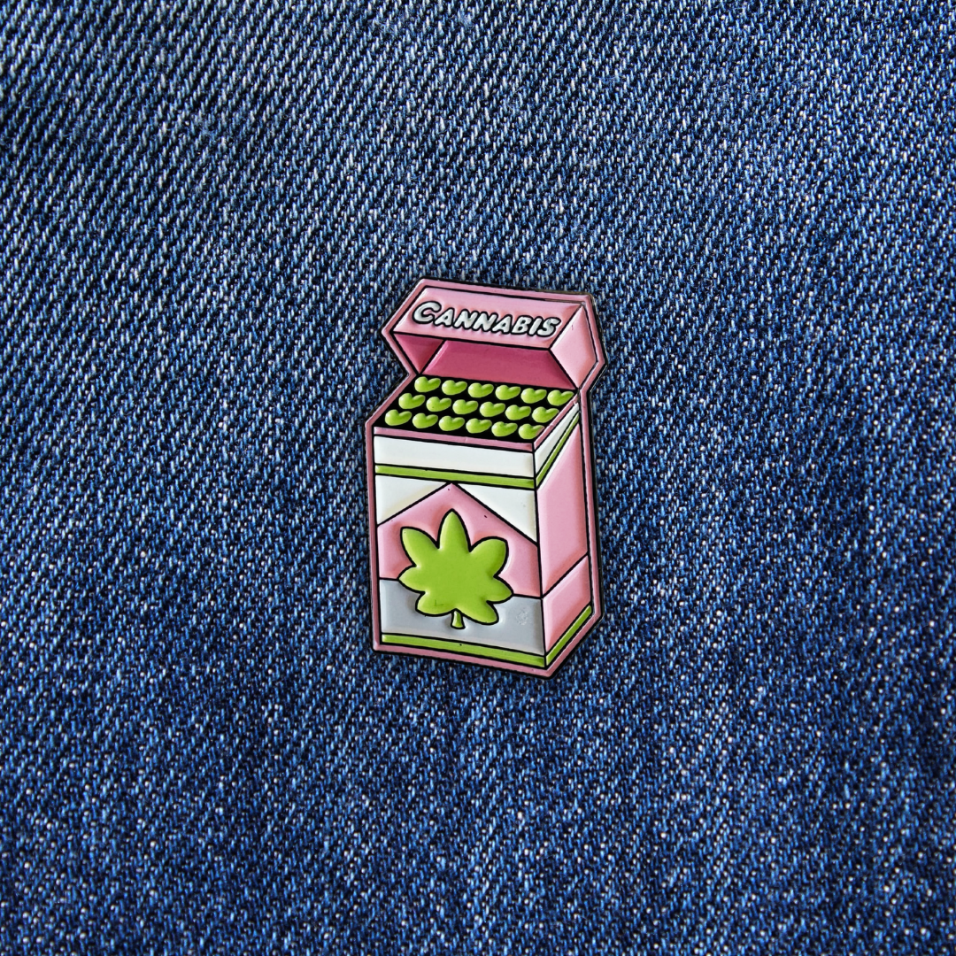 Pins CANNABIS sur un jean