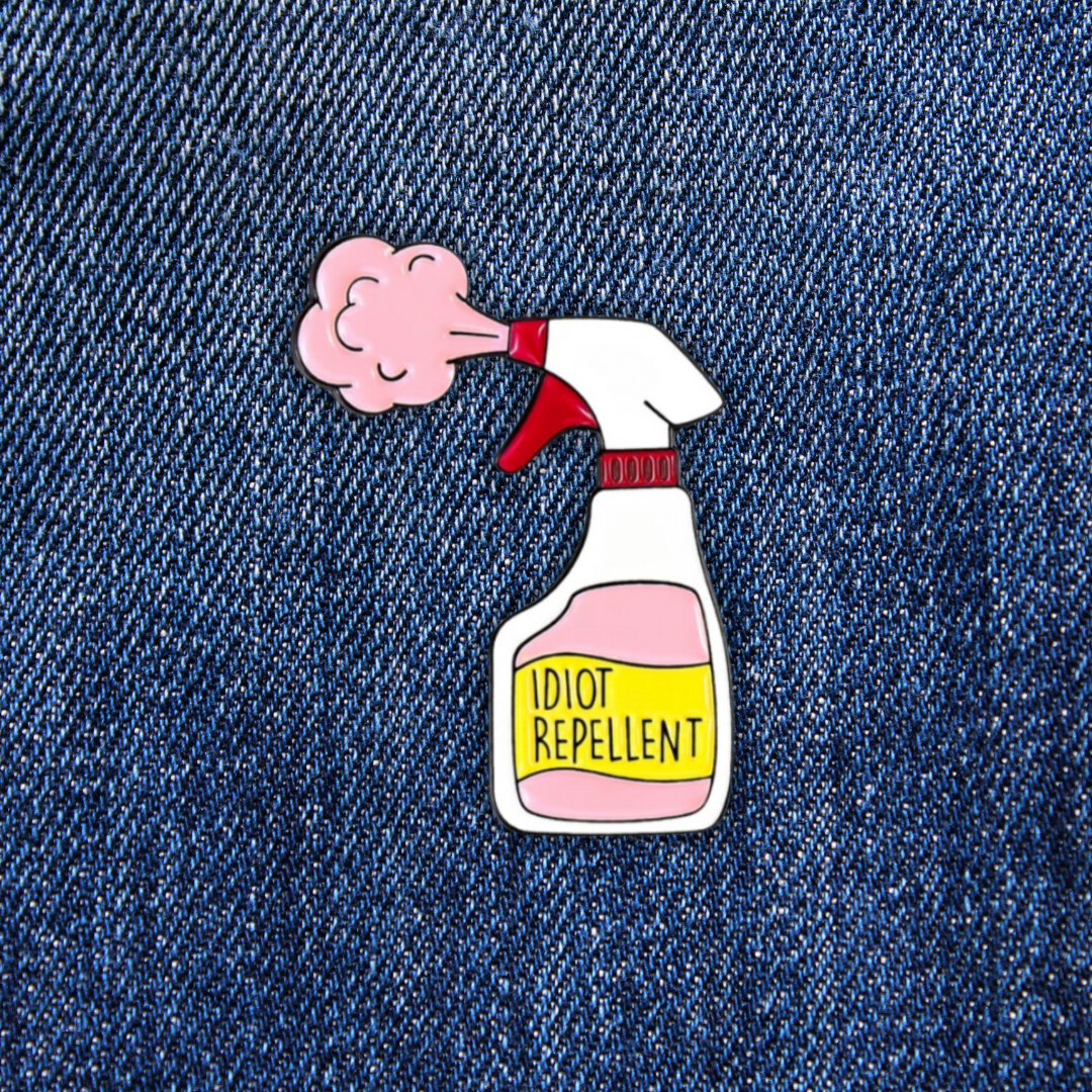 Pins Idiot Repellent sur un jean