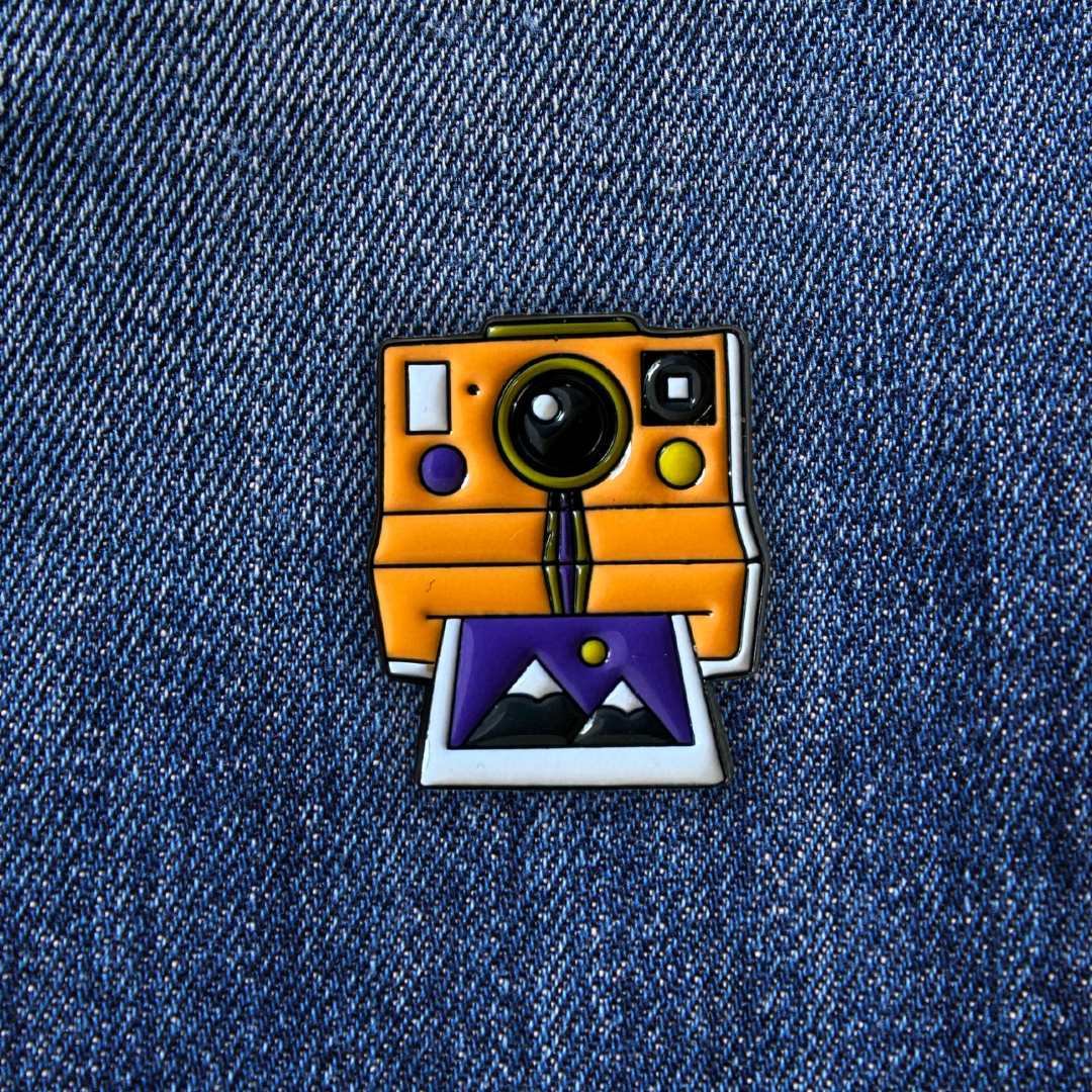 Pins Appareil photo vintage sur un jean