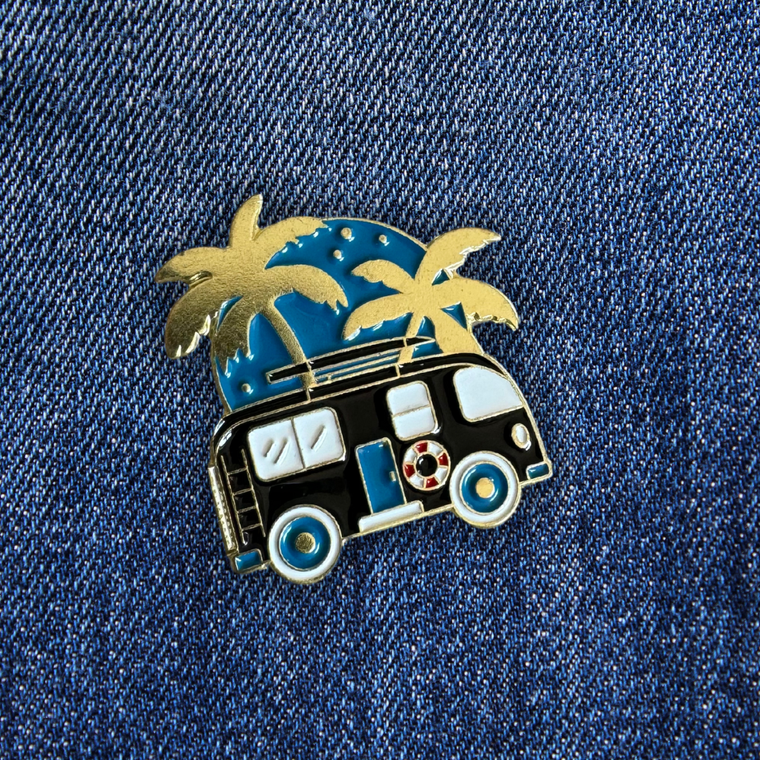 Pins Surf Van sur un jean