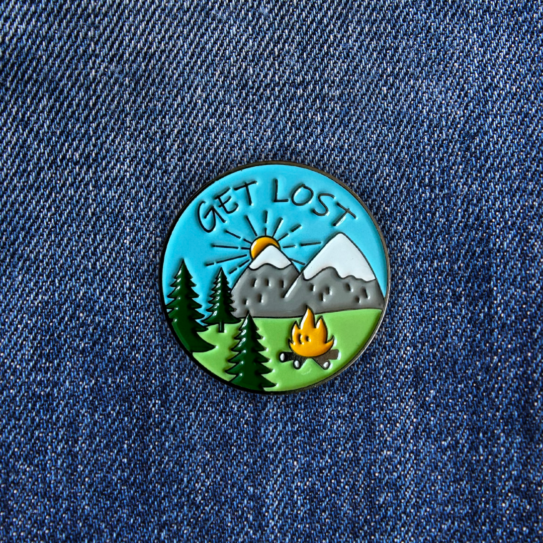 Pins GET LOST sur un jean