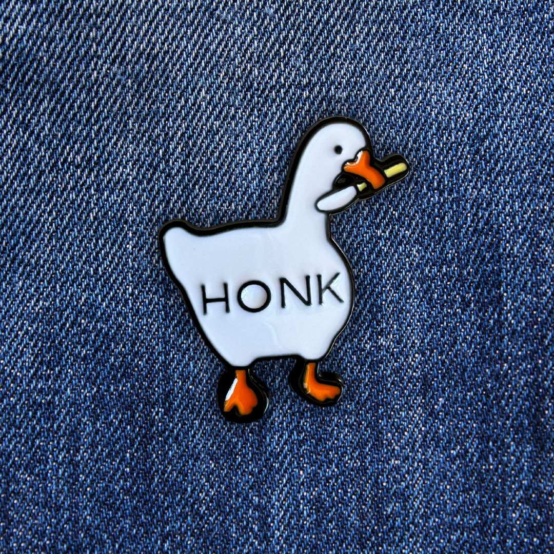 Pins HONK sur un jean