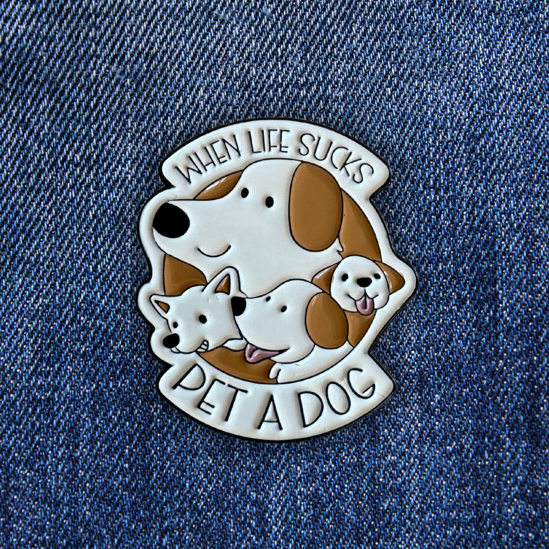 Pins PET A DOG sur un jean