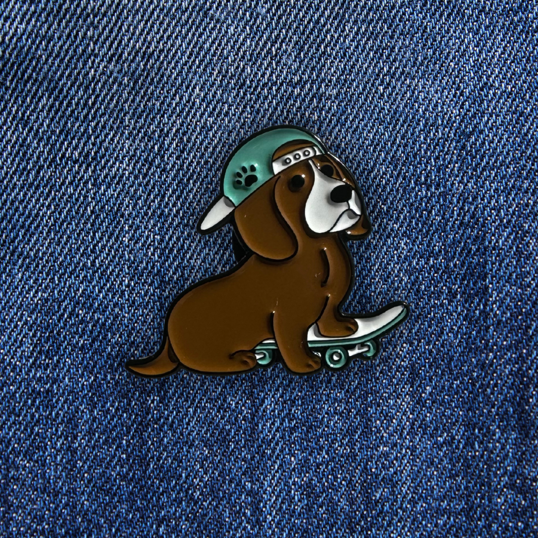 Pins Basset Hound Skateur sur un jean