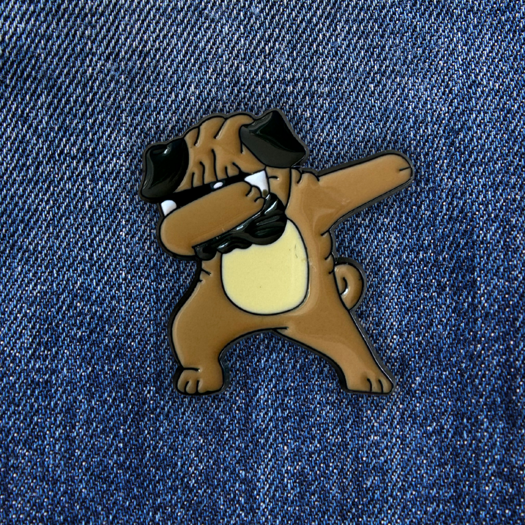 Pins Pug sur un jean