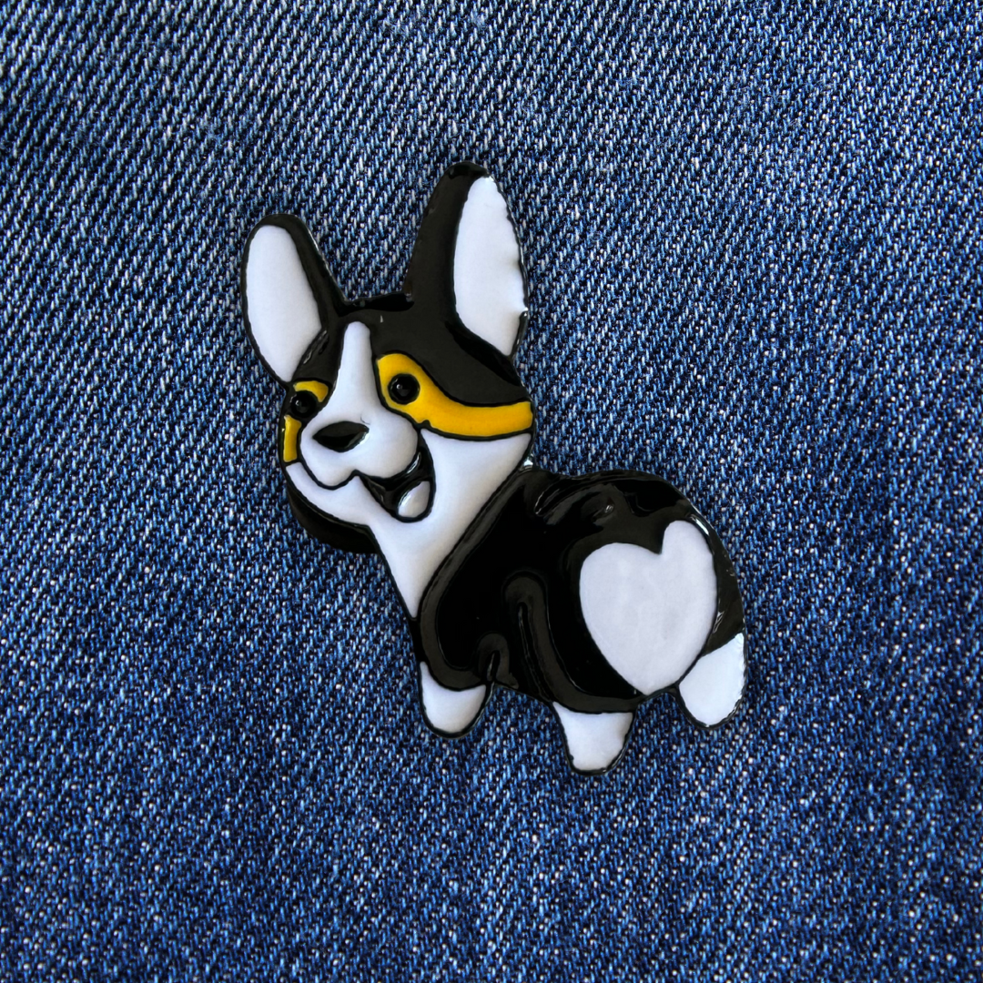 Pins Corgi Souriant sur un jean