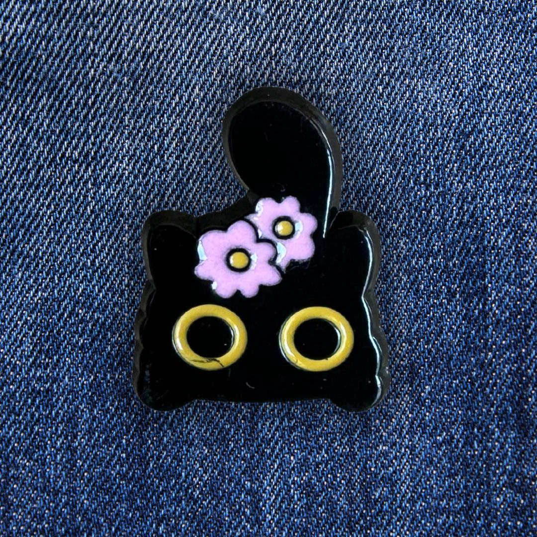 Pins Chat Noir Aux Fleurs sur un jean