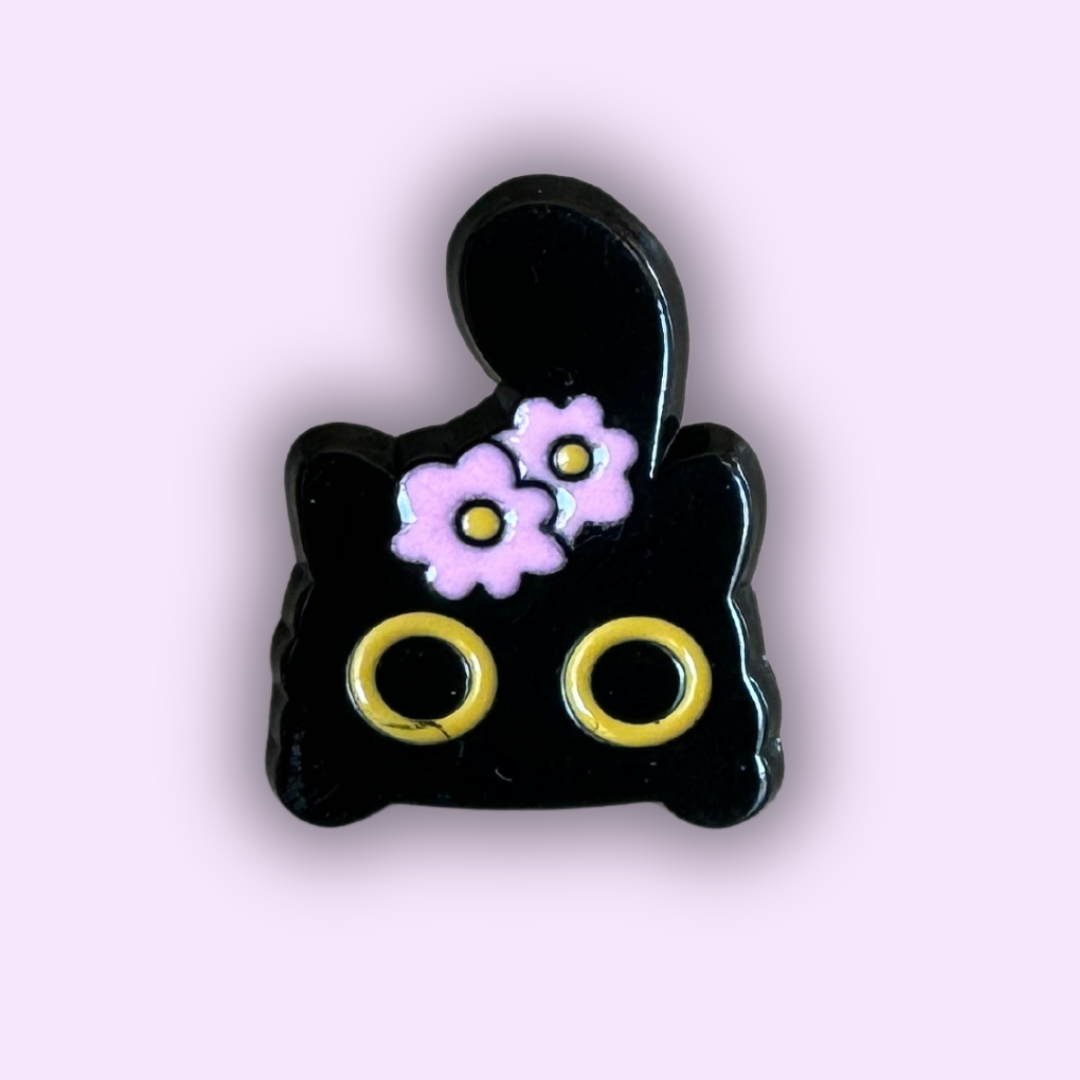 Pin's "Chat Noir Aux Fleurs"