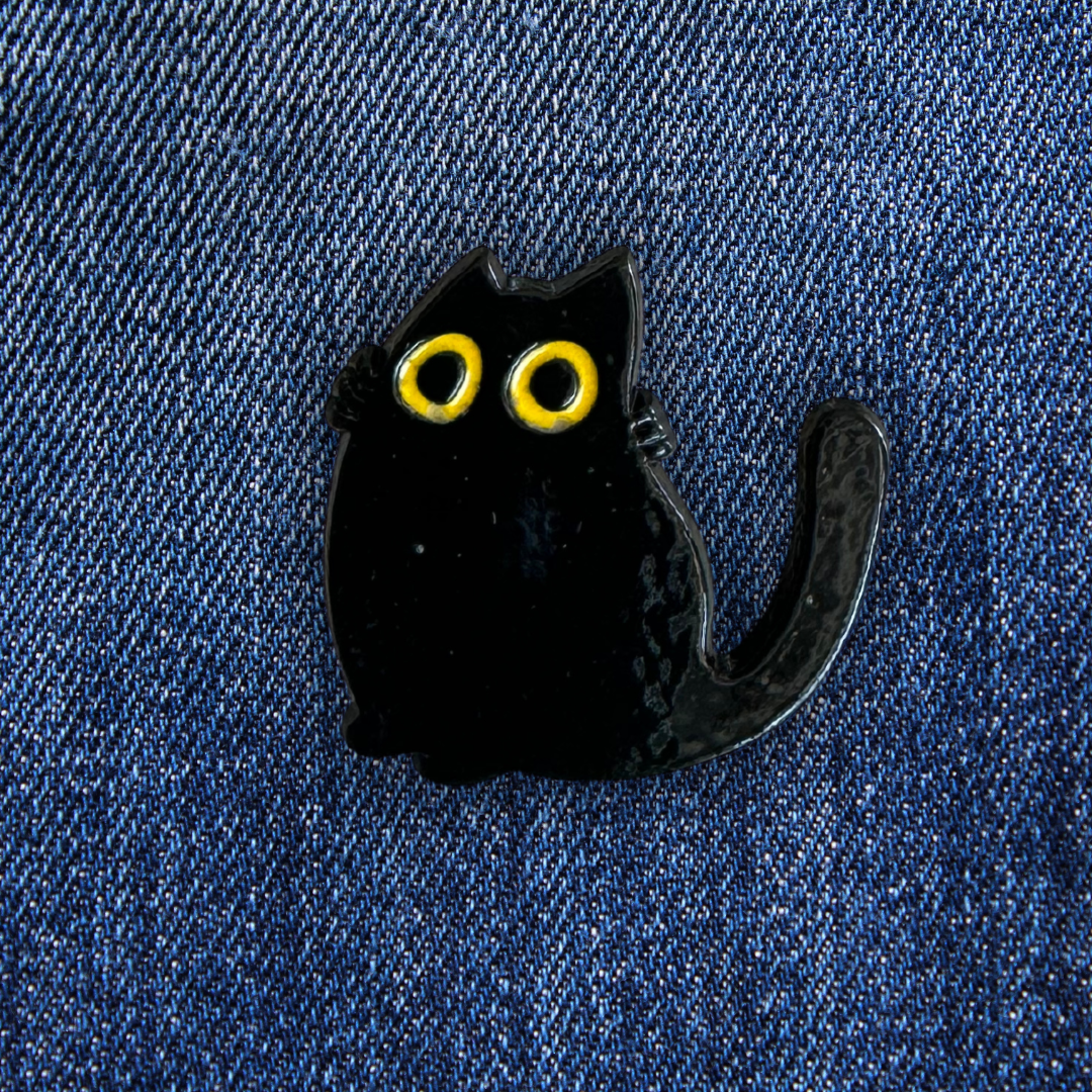 Pins Chat Noir Aux Yeux Jaunes sur un jean