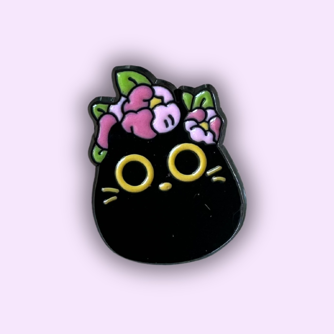 Pin's "Chat Noir Parsemé de Fleurs"