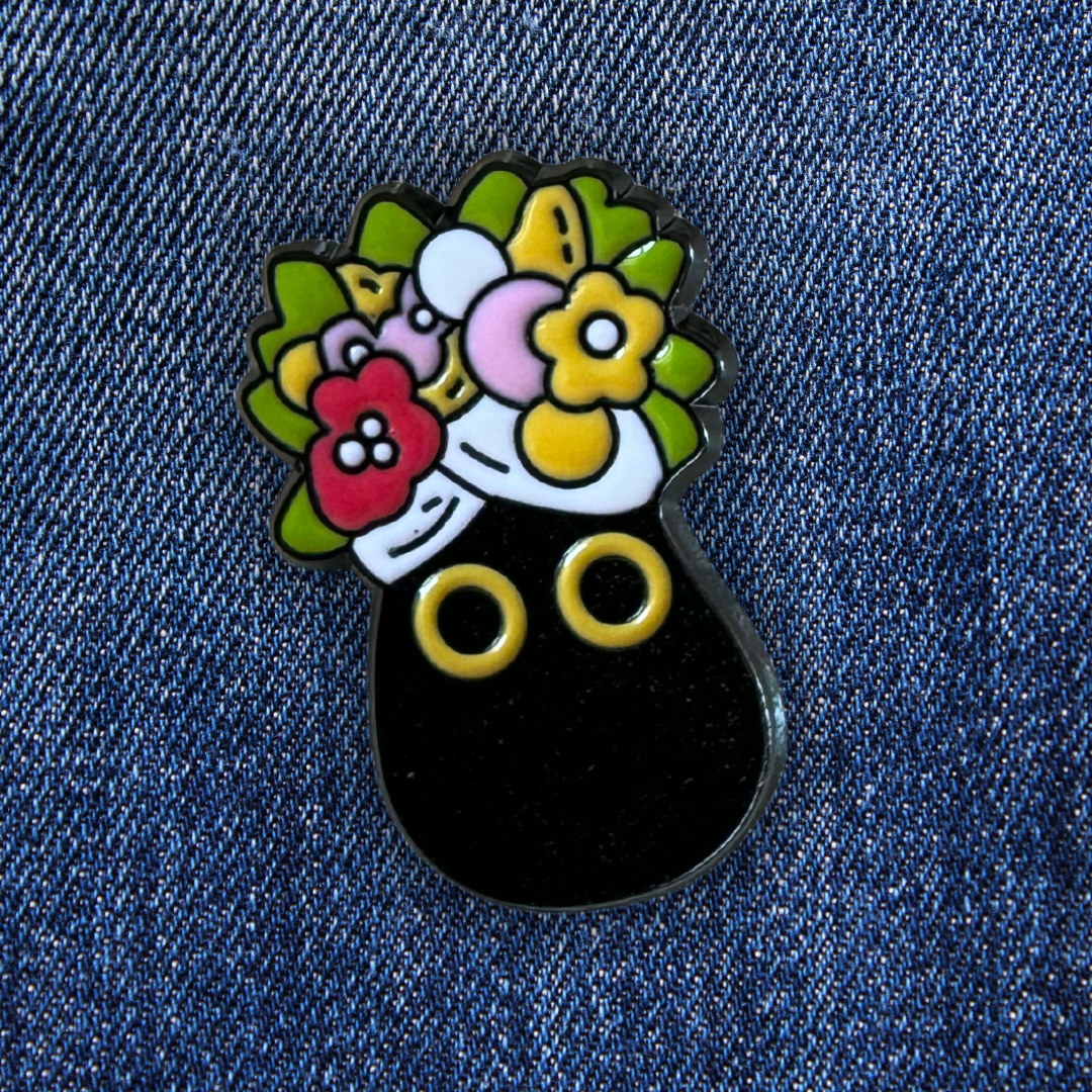 Pins Chat Noir Couronne de Fleurs sur un jean