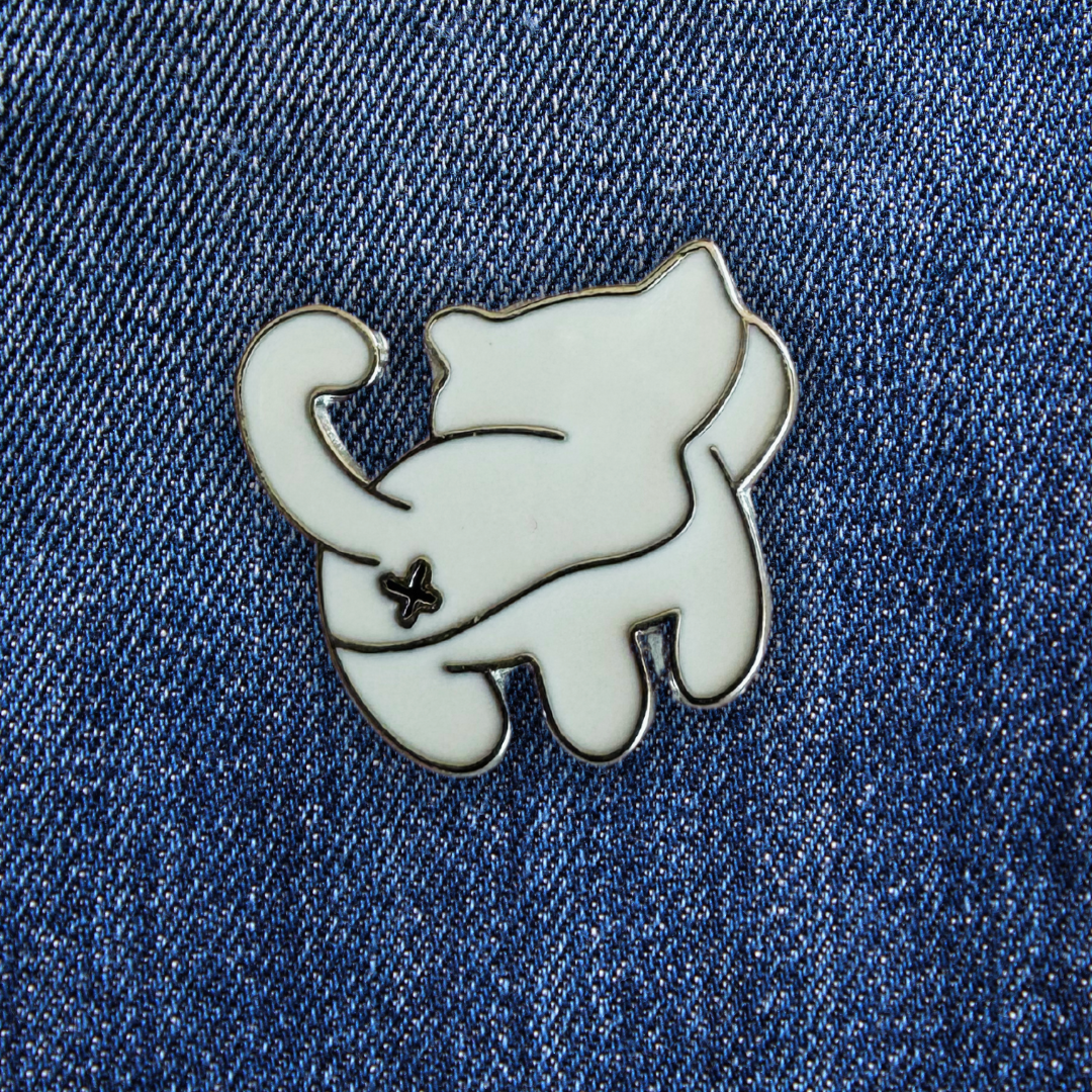 Pins Chat Alors Blanc sur un jean