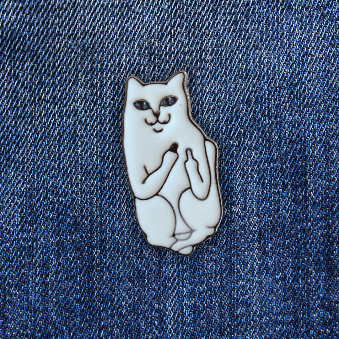 Pins Chat Provocateur sur un jean