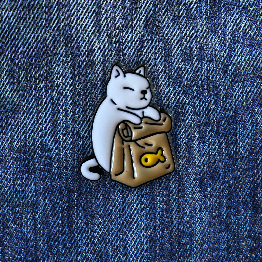 Pins Chat Détendu sur un jean