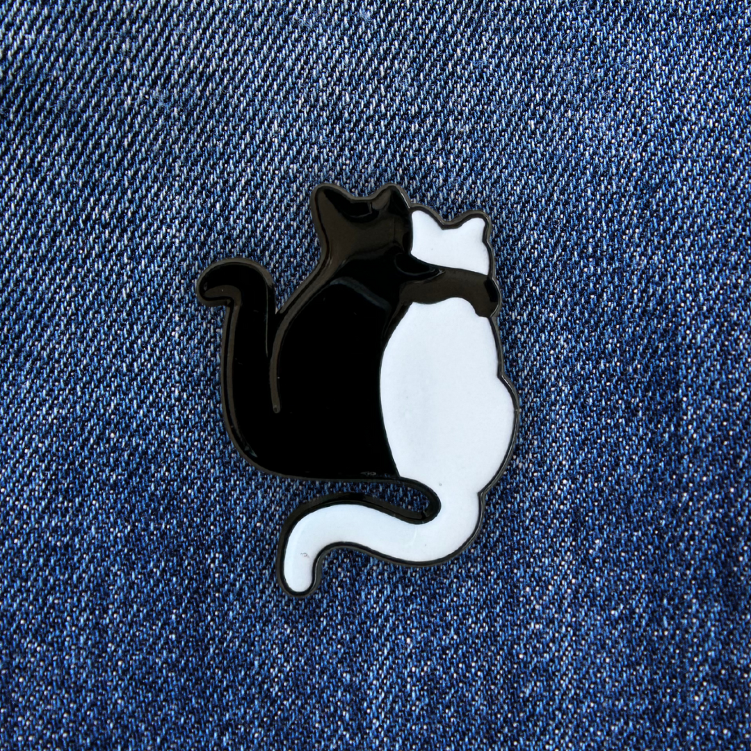 Pins Chats Noir et Blanc sur un jean