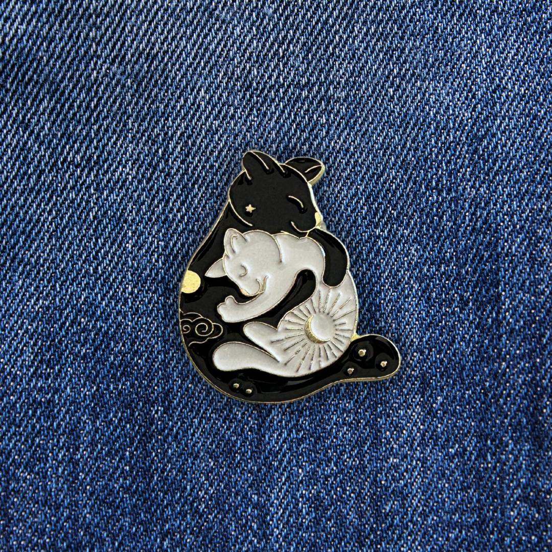 Pins Chat Yin Yang sur un jean