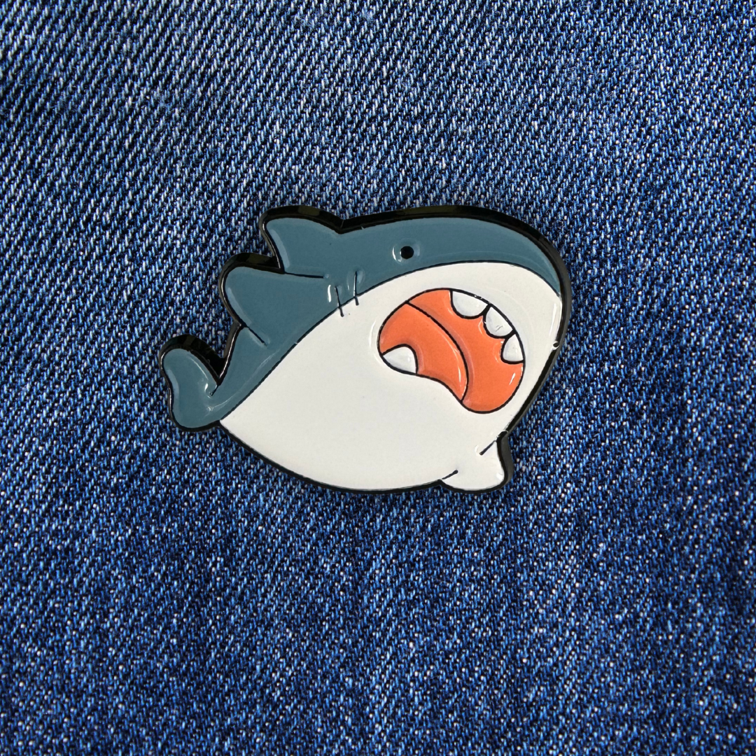 Pins Requin Mignon sur un jean