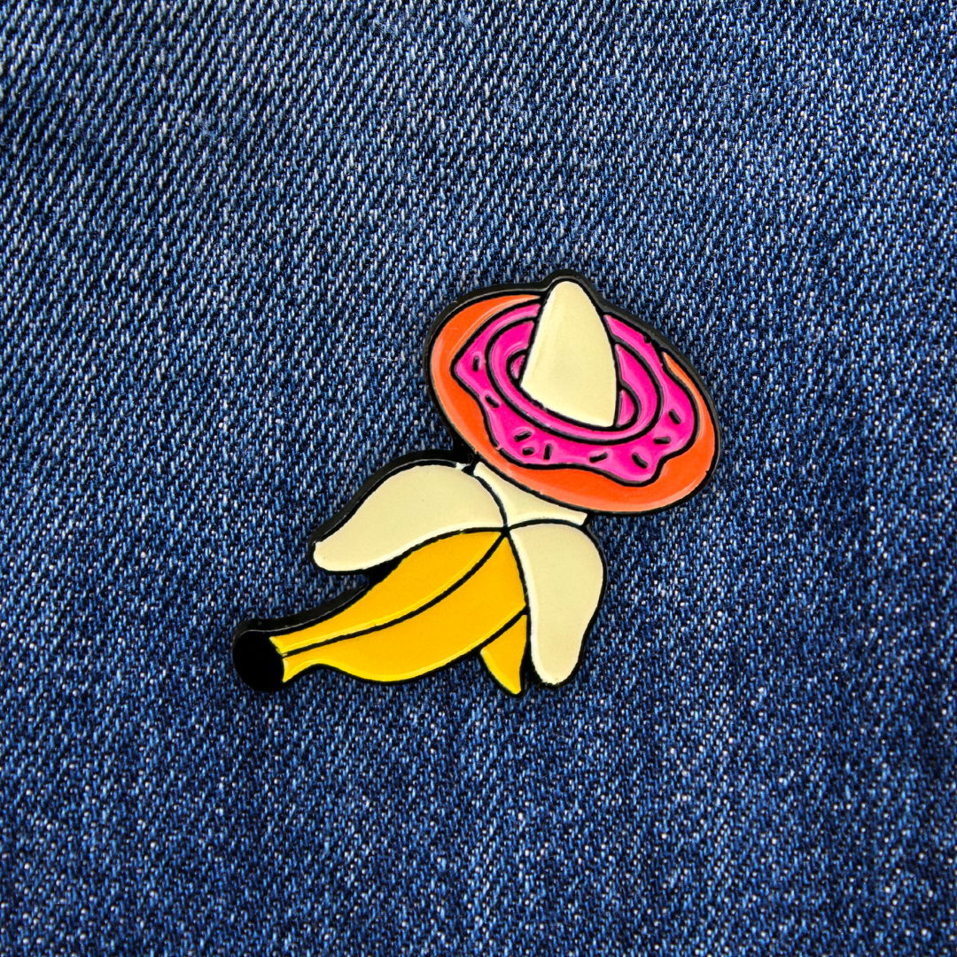 Pins Donut Banane sur un jean