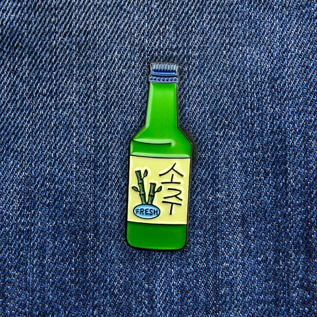 Pins Bouteille de Sake sur un jean