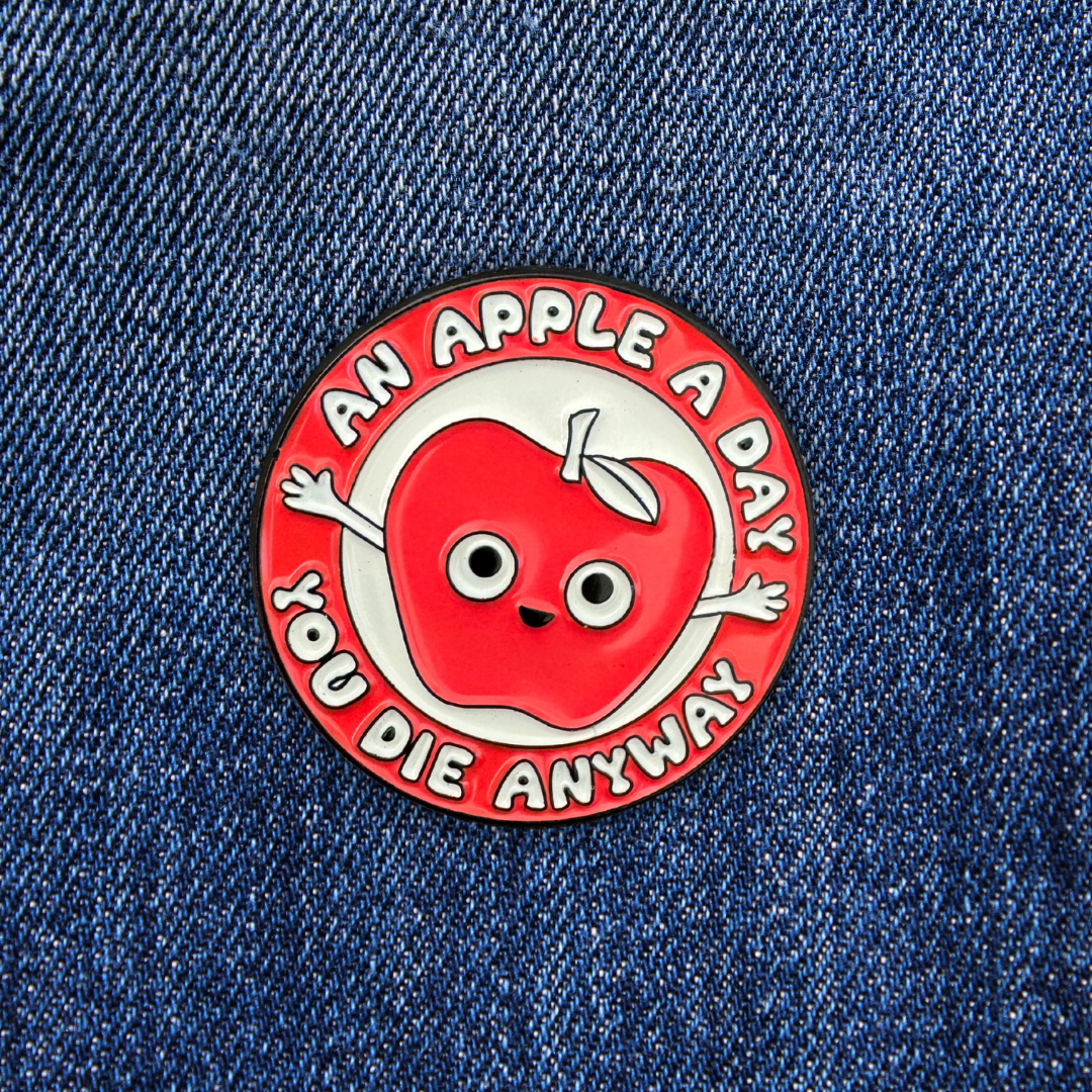 Pin's An Apple A Day, You Die Anyway sur un jean