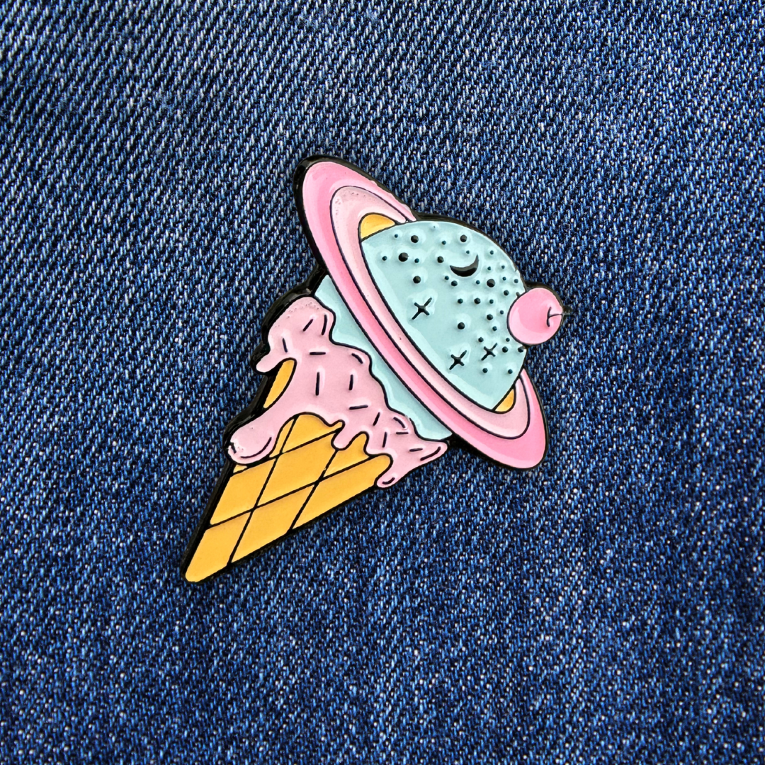 Pins Glace Planète sur un jean