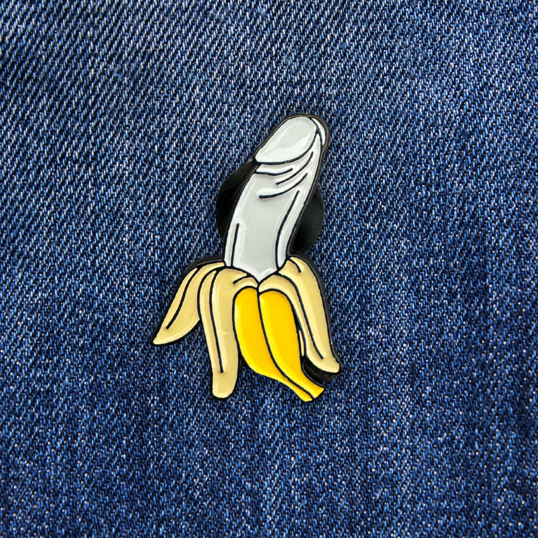 Pins Banana Dick sur un jean