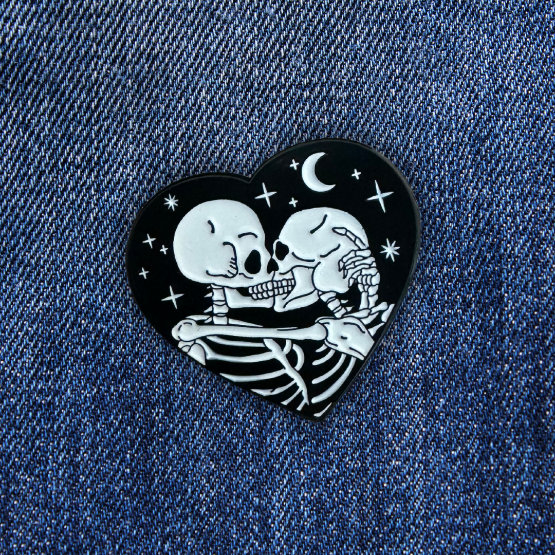 Pins Amour Éternel sur un jean