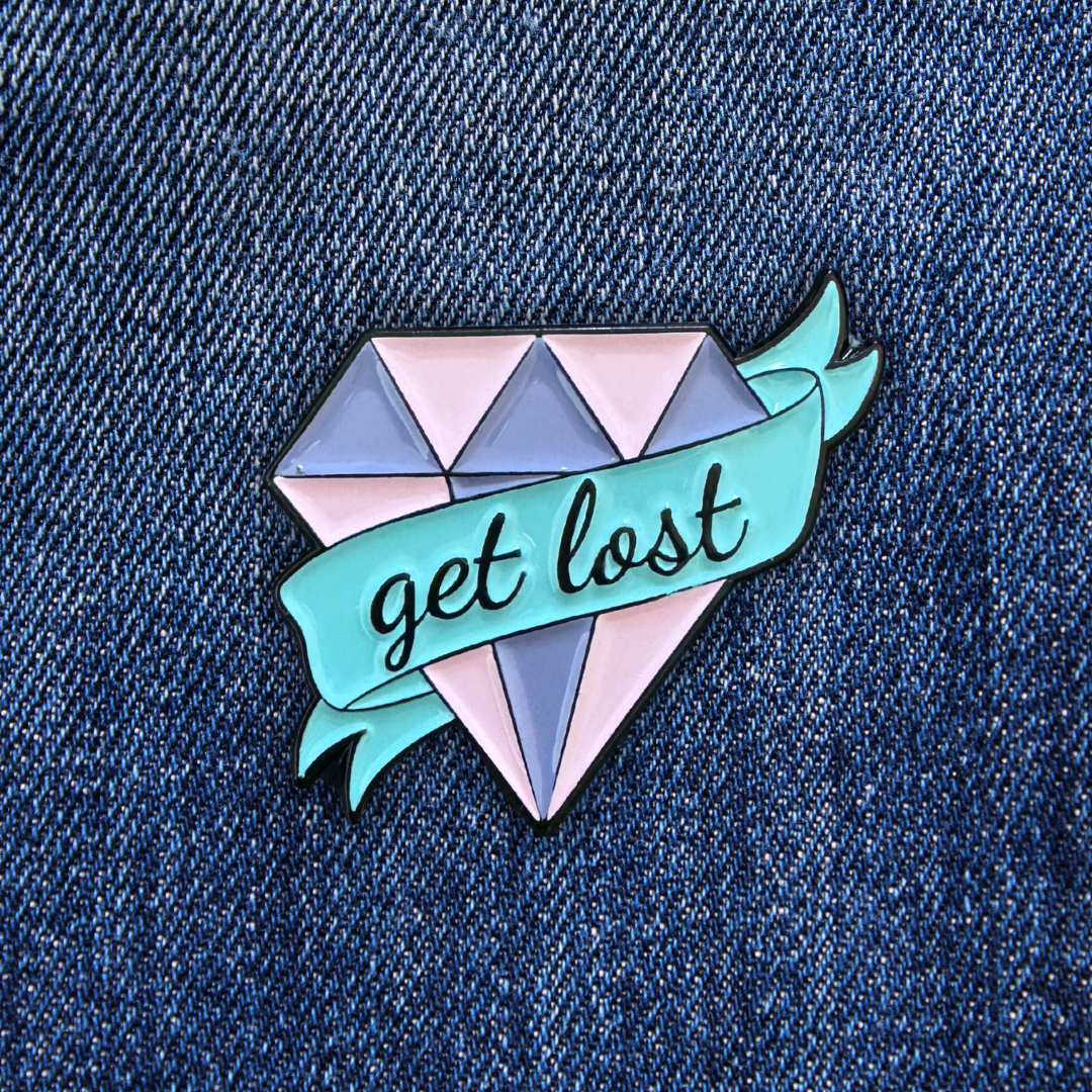 Pins GET LOST sur un jean