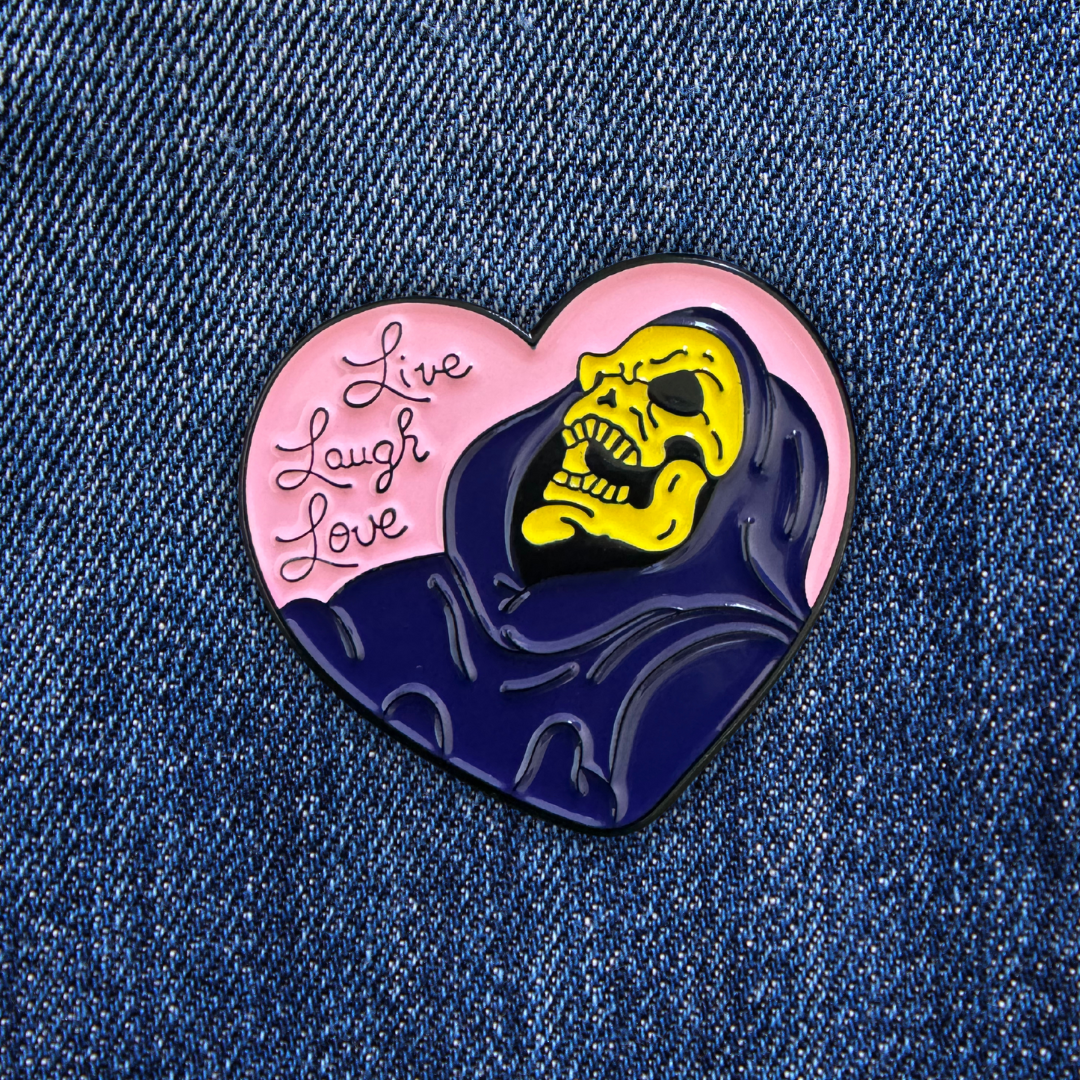 Pins Skelletor Live Laugh Love sur un jean