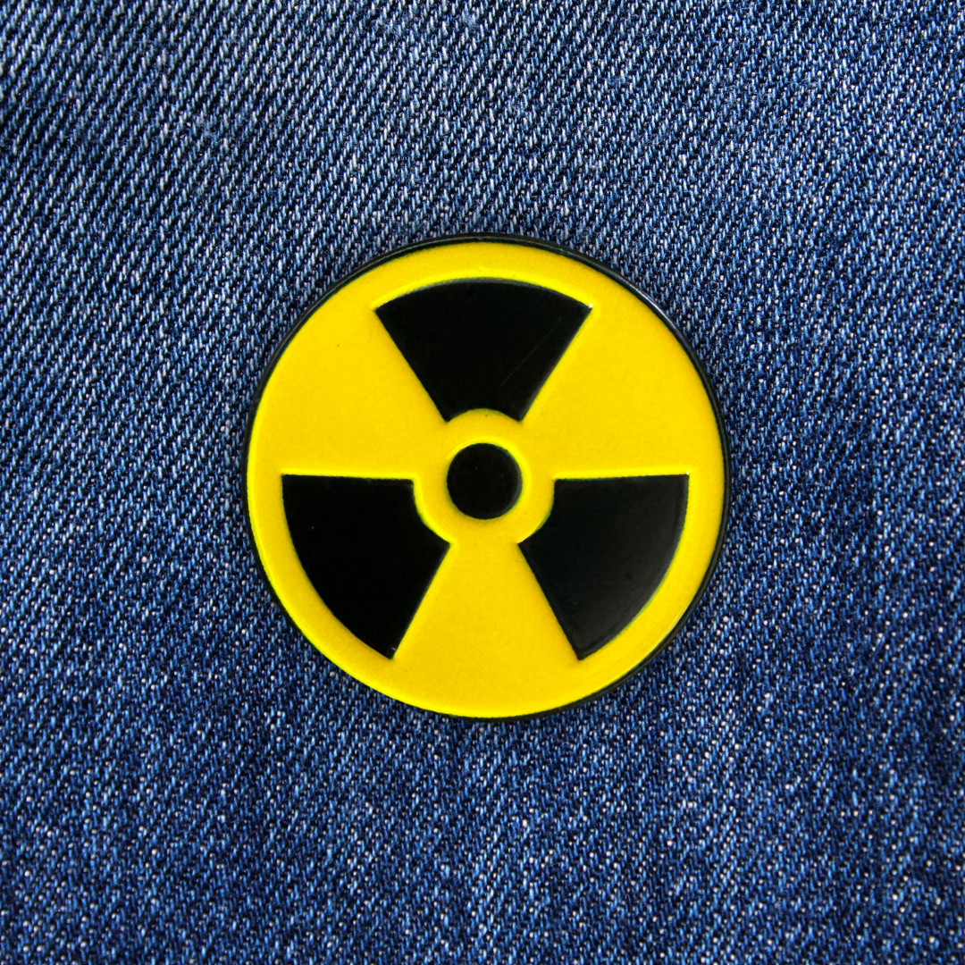 Pins Atomic Fallout sur un jean