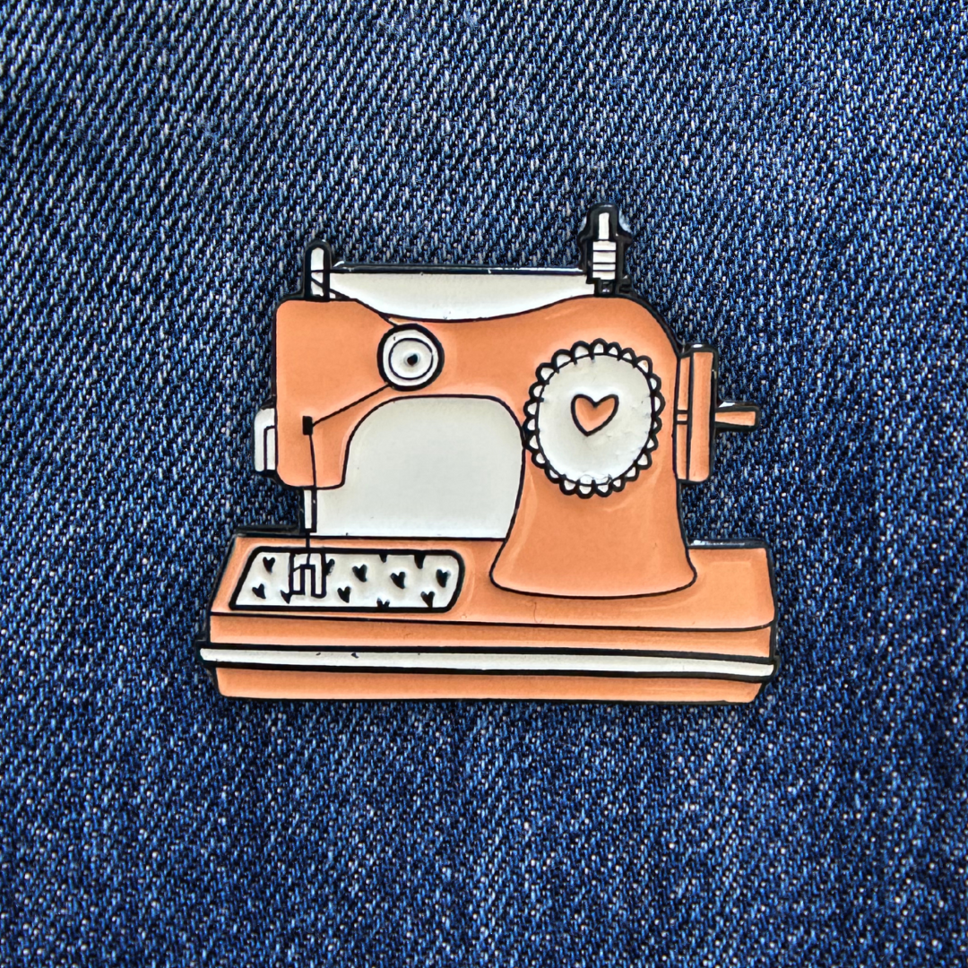 Pins Machine à Coudre sur un jean