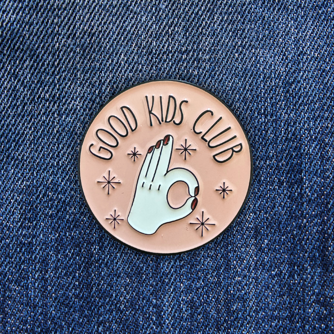 Pins COOL KIDS CLUB sur un jean