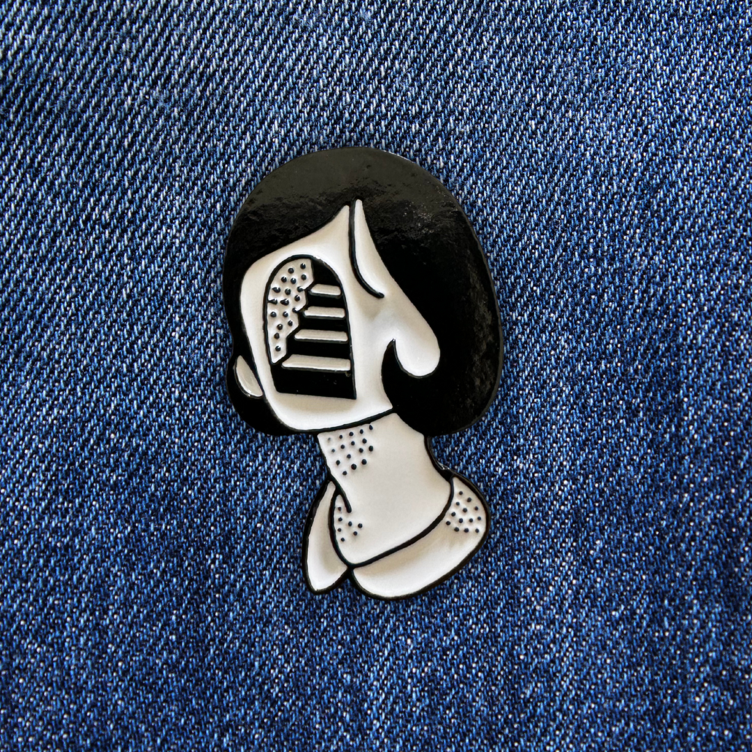 Pins Visage Moderne sur un jean