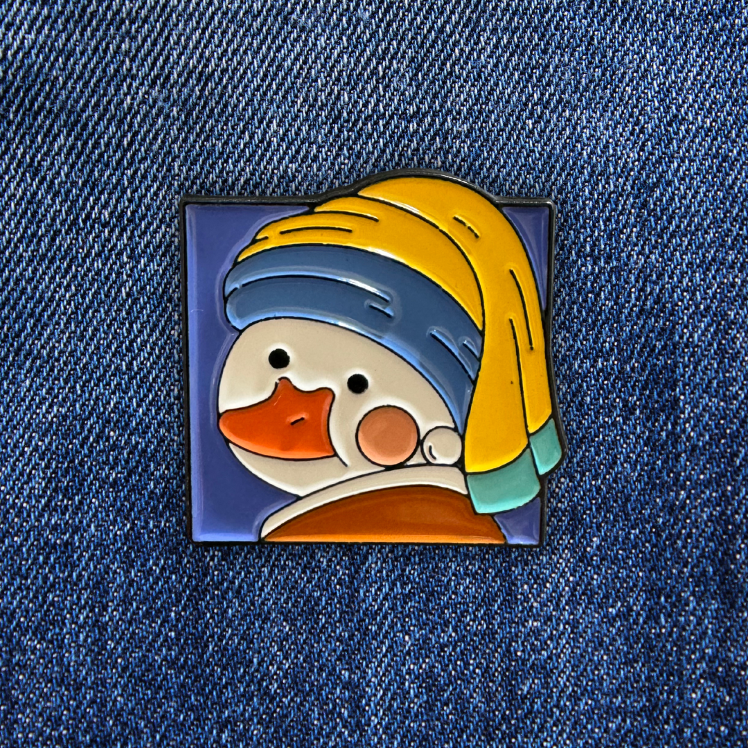 Pins Canard à la Jeune Fille sur un jean