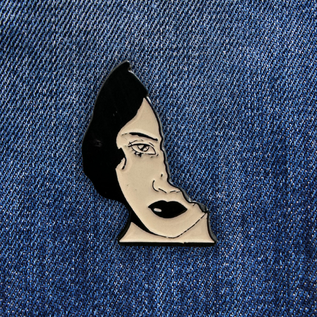 Pins Demi Visage Femme sur un jean