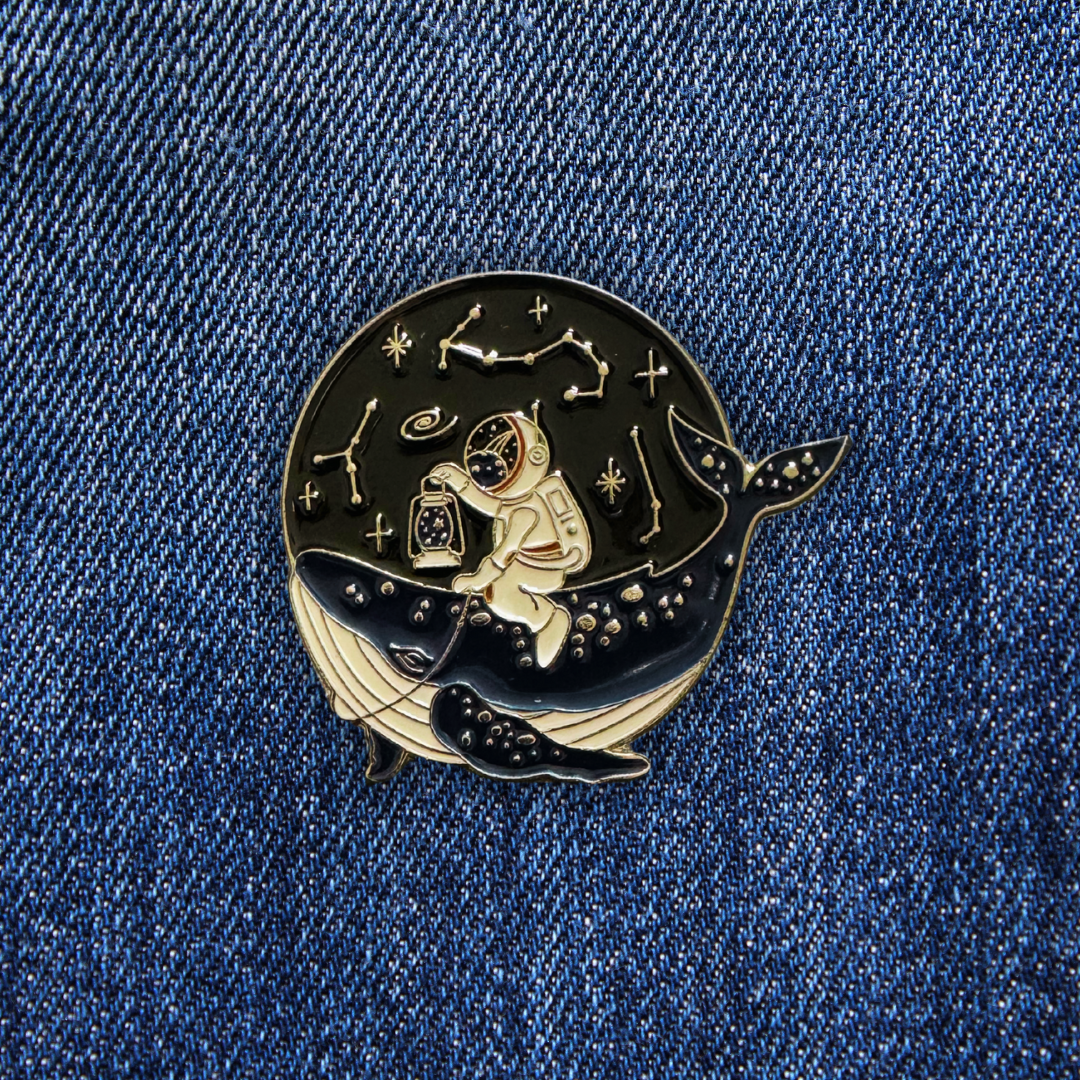 Pins Astronaute à Dos de Baleine sur un jean