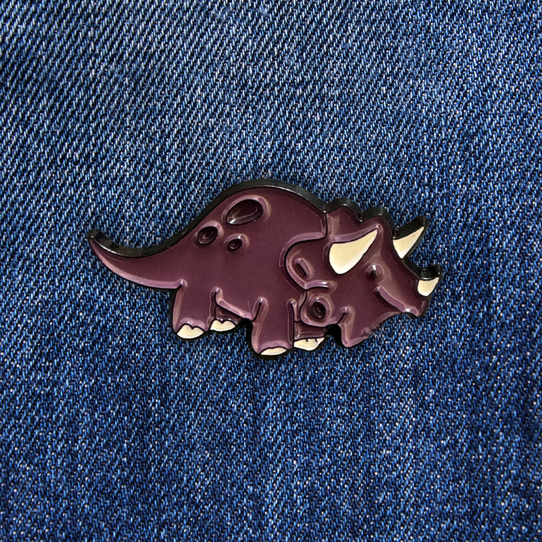 Pins Tricératops Fantaisie sur un jean