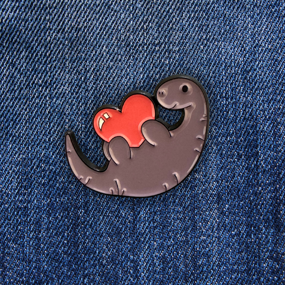 Pins Diplodocus Amoureux sur un jean