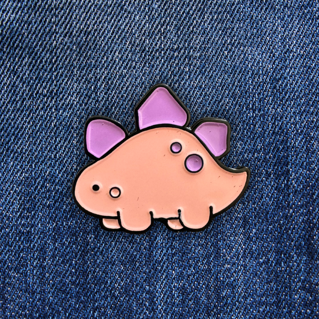 Pins Tricératops Mignon sur un jean