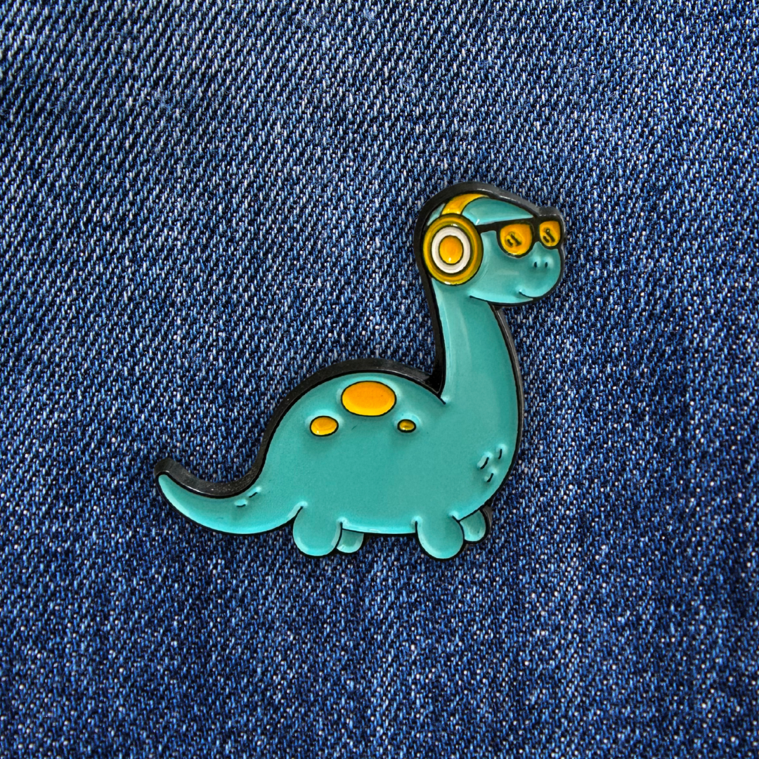 Pins DJ Brachiosaure sur un jean