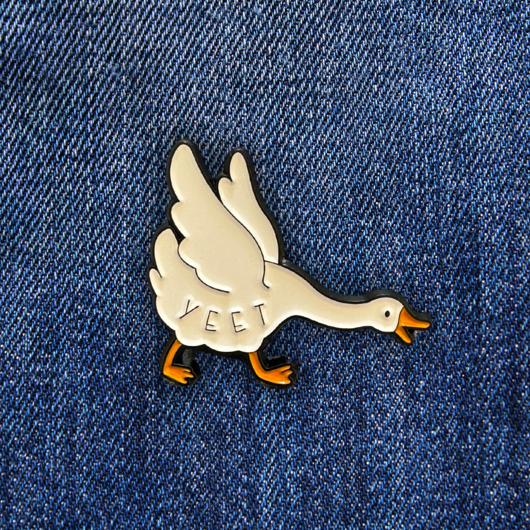 Pins Oie YEET sur un jean