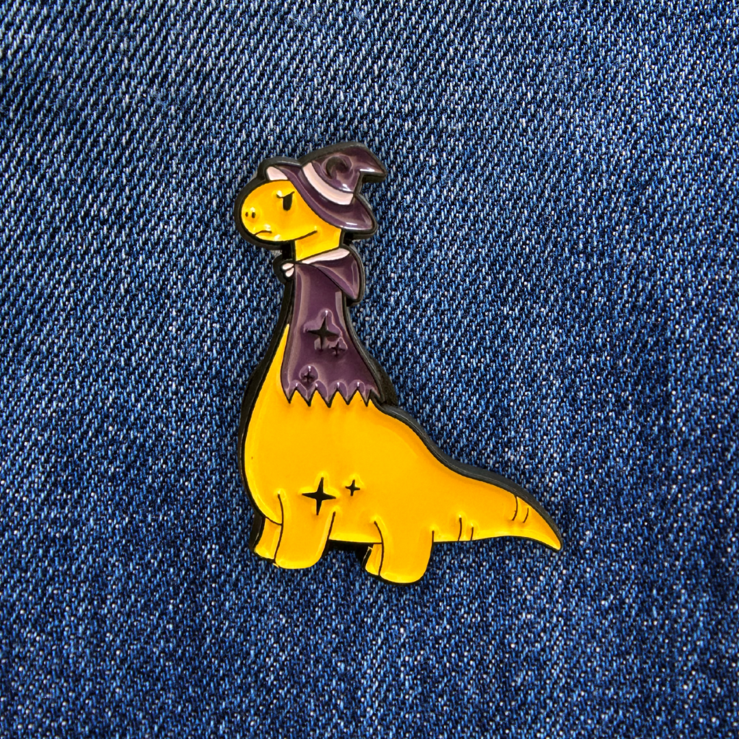 Pins Dinosaure Sorcier sur un jean